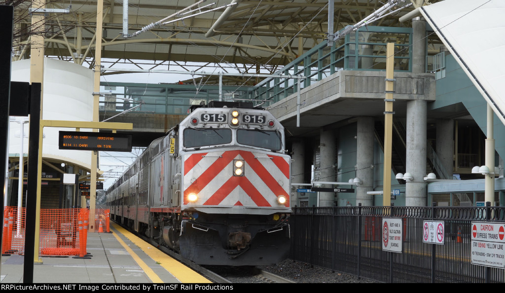 JPBX 915 Leads Caltrain 506